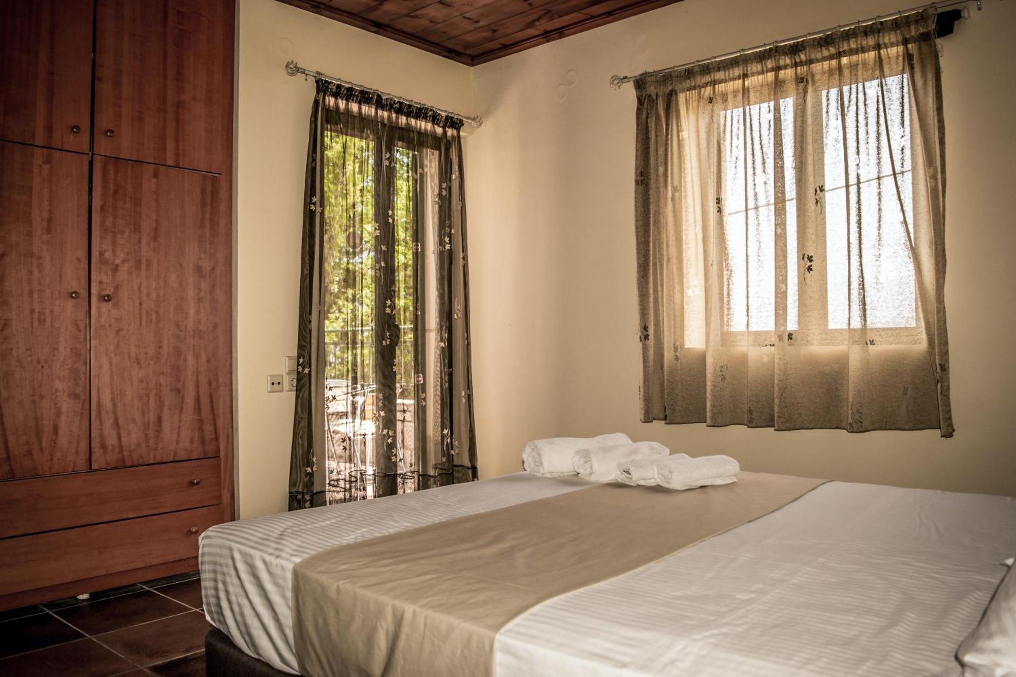 Niriides Luxury Villas ヘルソニソス エクステリア 写真